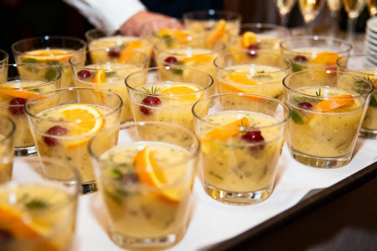 pexels-michal-pech-213601-757318 (1) Verres de cocktail avec tranches d'orange, cerises et herbes sur plateau blanc, ambiance festive.