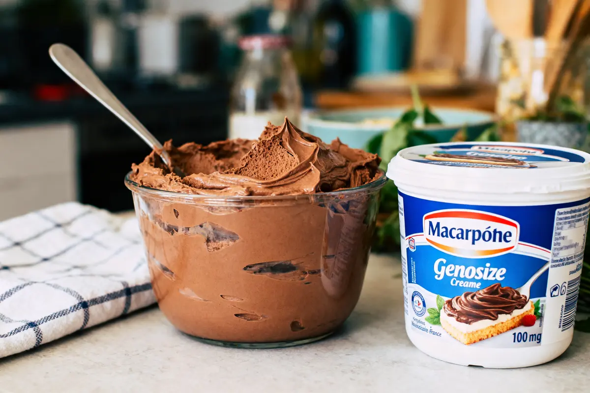 pexels-michal-pech-213601-757318 (1) Bol de mousse au chocolat et pot de mascarpone sur un plan de travail.