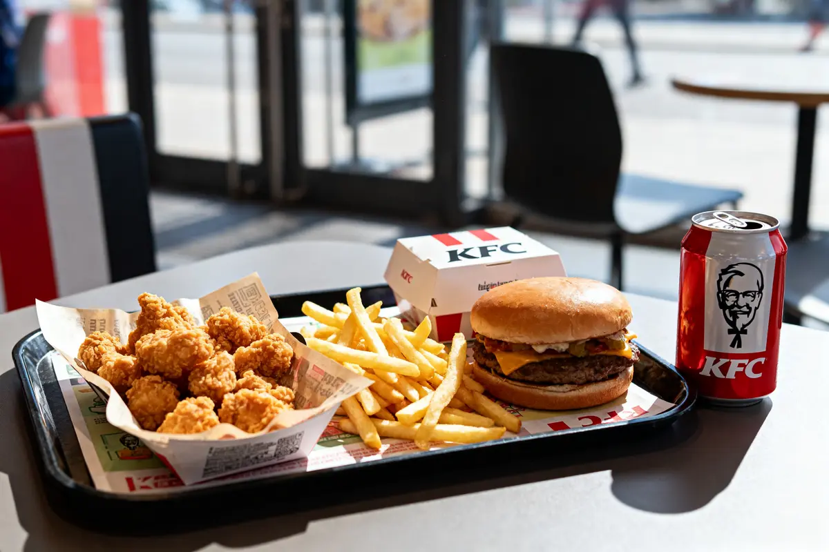 pexels-michal-pech-213601-757318 (1) Repas KFC avec un burger, des frites, du poulet frit et une boisson en canette.
