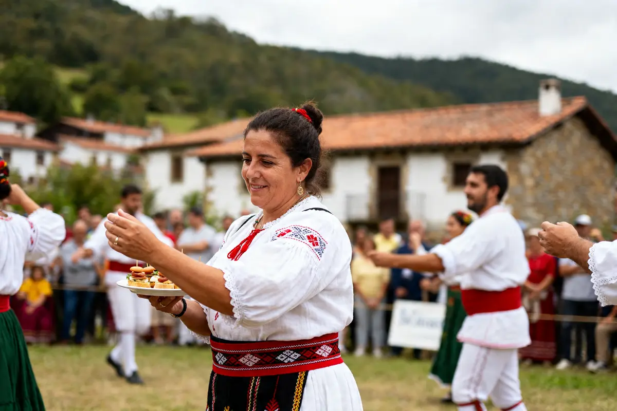 Fête traditionnelle basque avec danseurs costumés pour Merkatu blog basque en plein air