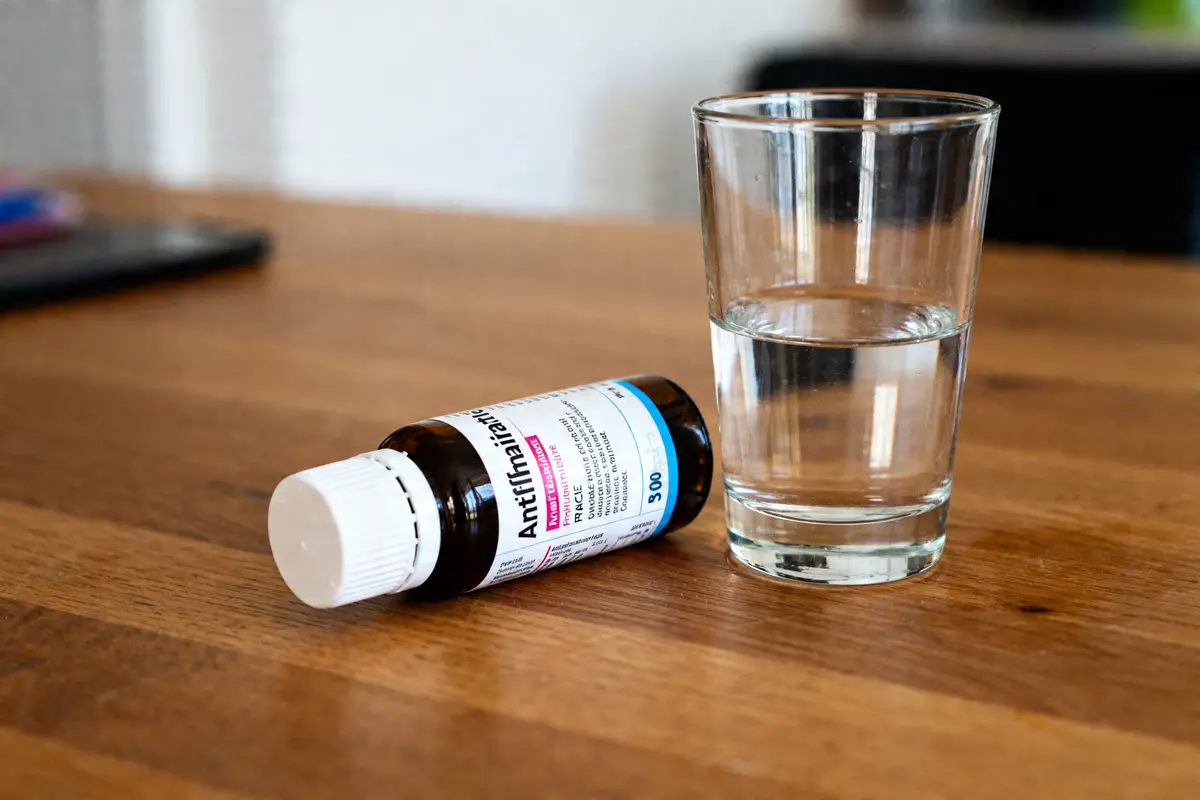 pexels-michal-pech-213601-757318 (1) Bouteille anti inflammatoire avec verre, présage interaction entre médicament et alcool possible