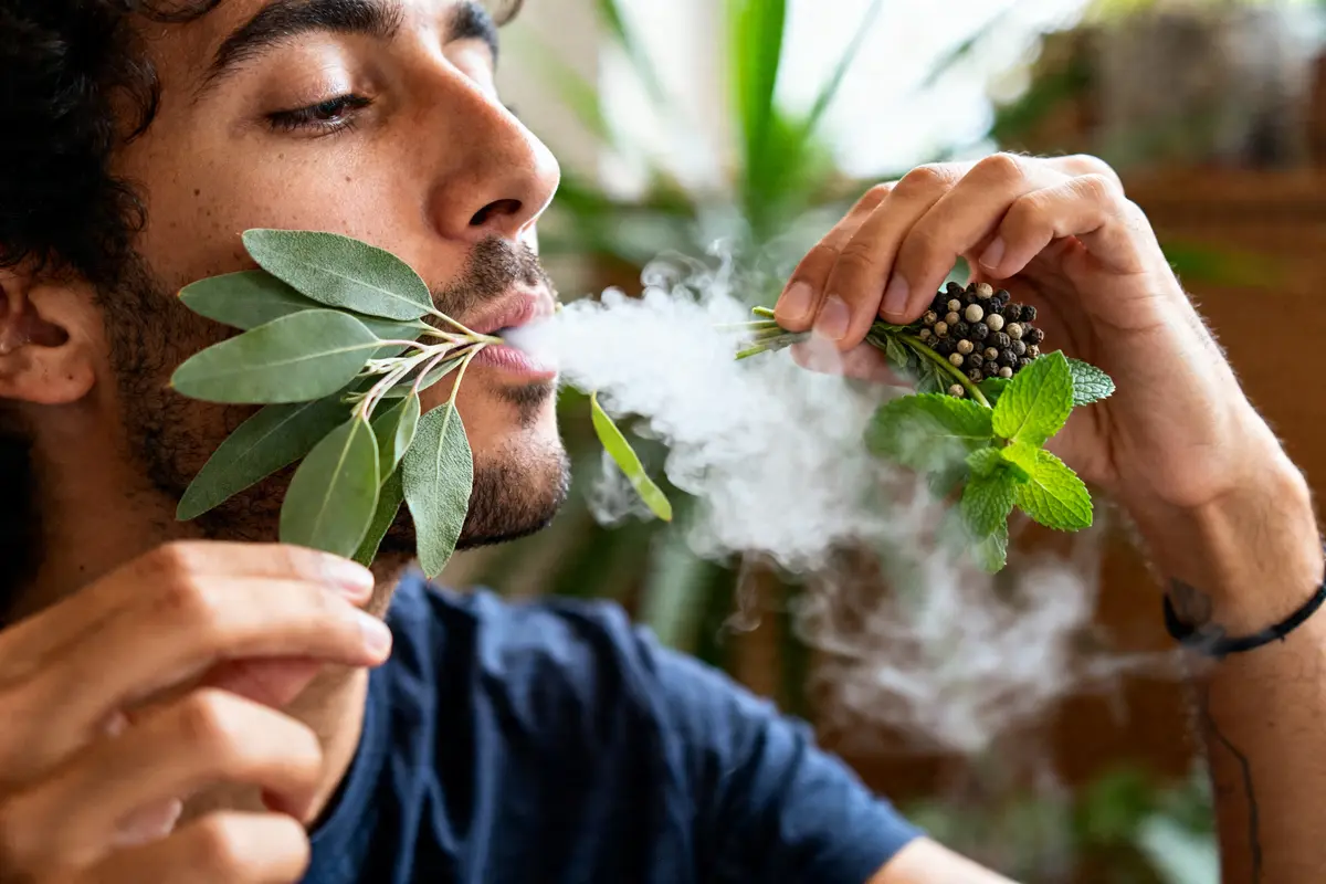Homme utilisant herbes aromatiques et vapeur pour apprendre comment déboucher le nez naturellement