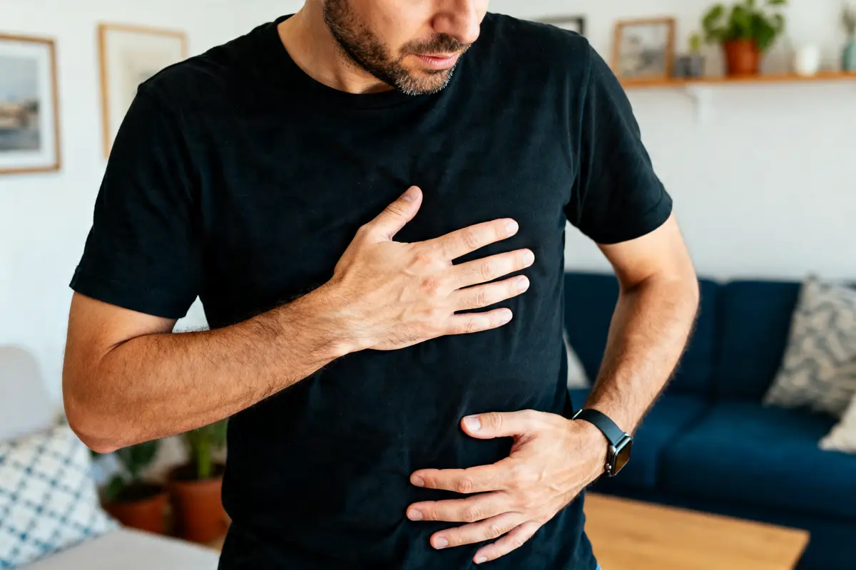 pexels-michal-pech-213601-757318 (1) Homme ressentant une douleur intercostale en tenant sa poitrine et son ventre