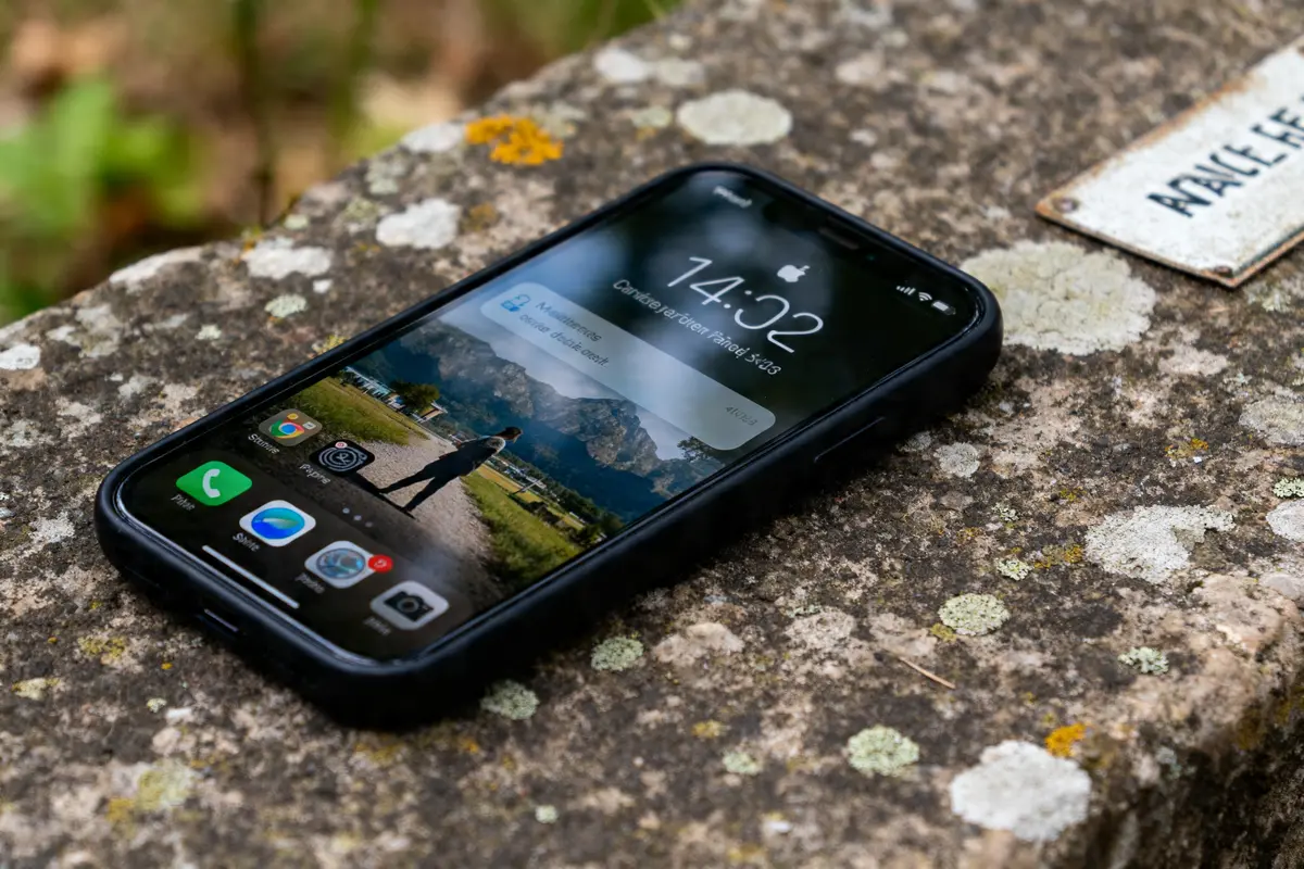 pexels-michal-pech-213601-757318 (1) Smartphone sur dalle en béton influençant l'espérance de vie avec de l'eau dans les poumons