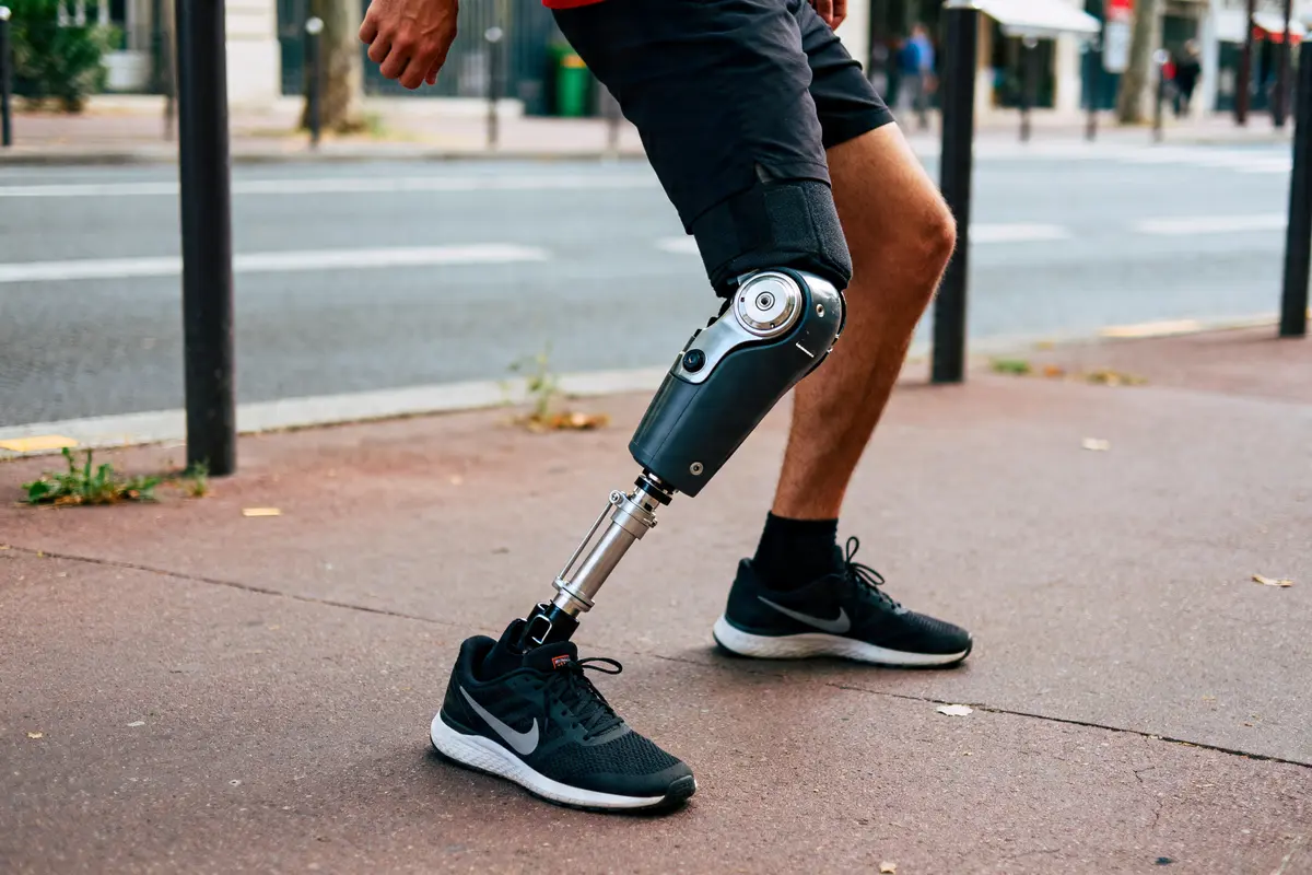 pexels-michal-pech-213601-757318 (1) Personne marchant avec une prothèse de genou, évitant un mouvement interdit avec une prothèse de genou