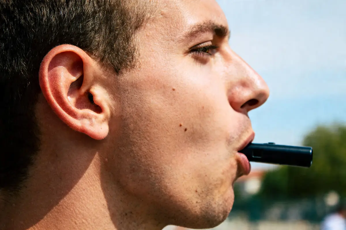 Oreille gauche qui siffle : causes, risques et solutions claires