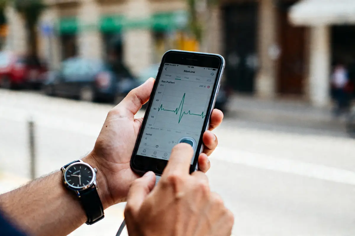 Main observant rythme cardiaque normal sur smartphone via une application de santé