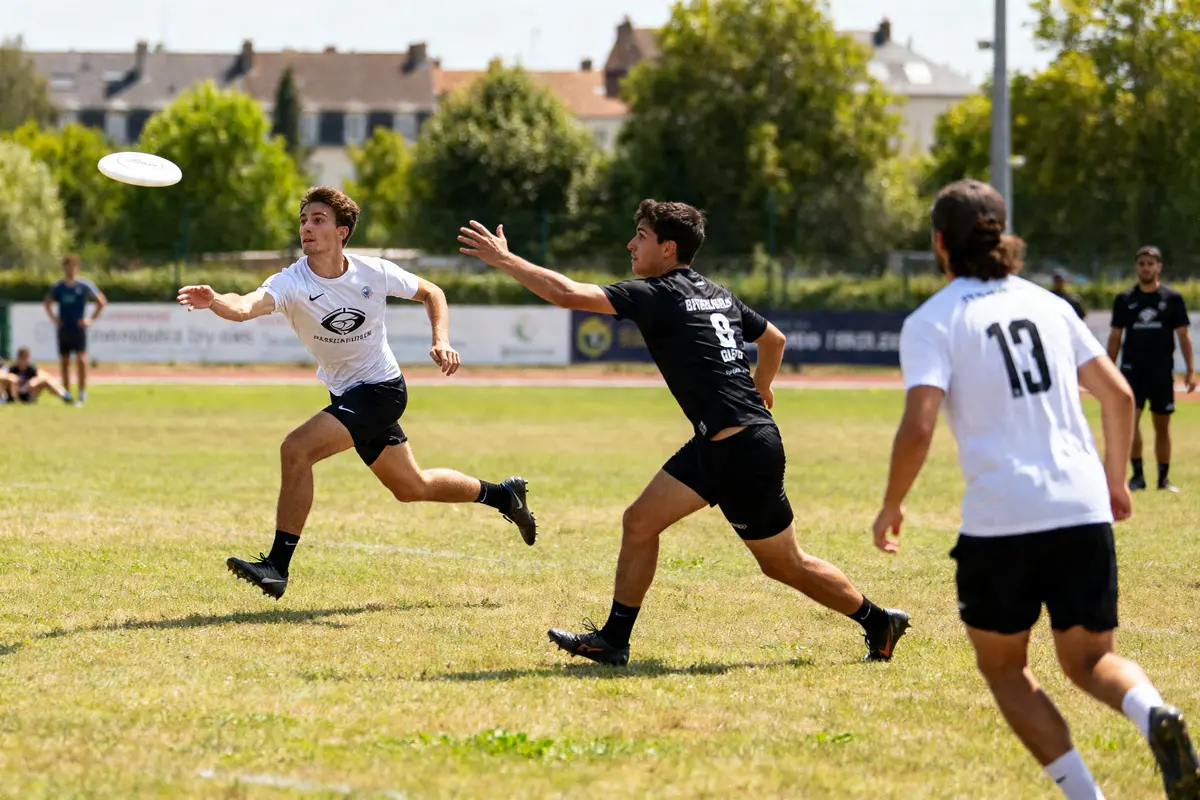 Des joueurs pratiquent le sport en u en plein air sur un terrain gazonné