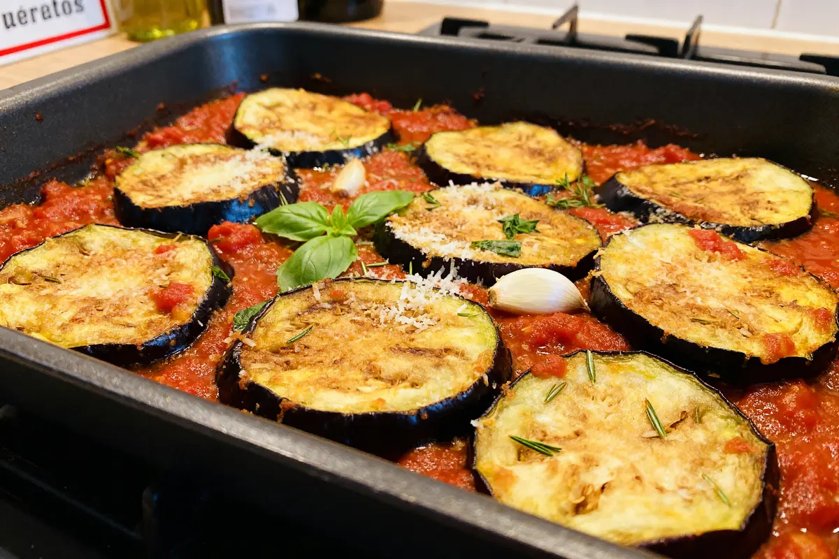 Tranches d'aubergines grillées sur sauce tomate pour aubergines à la parmesane faciles basilic et ail