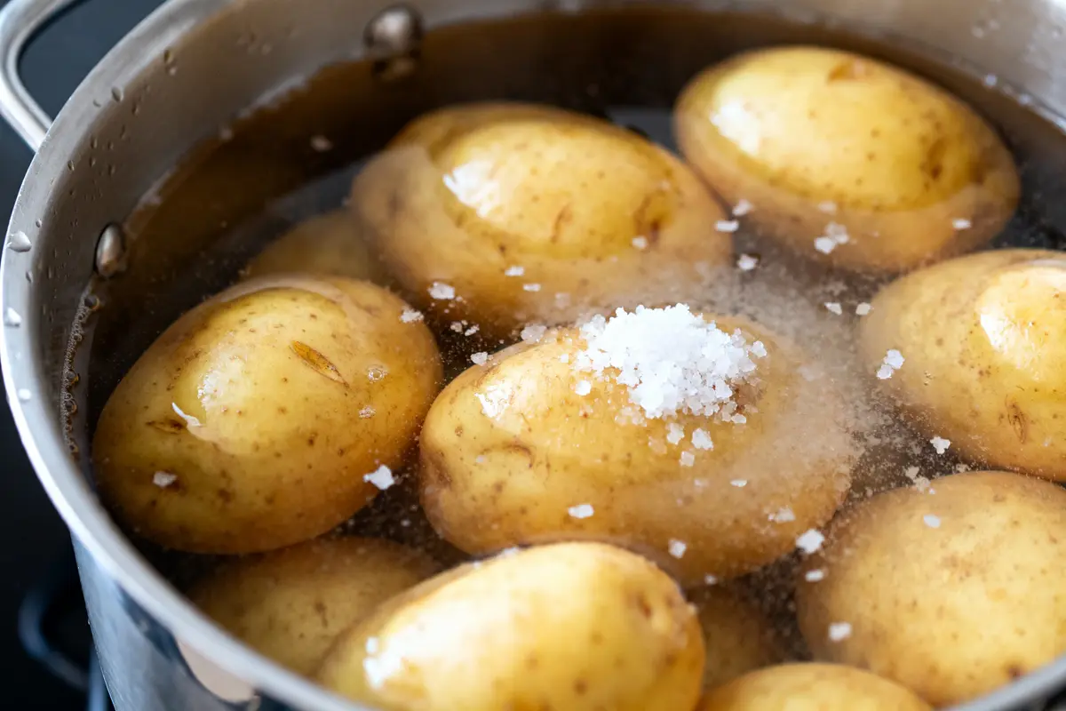 Cuire la pomme de terre dans une casserole d'eau bouillante avec du sel gros grains