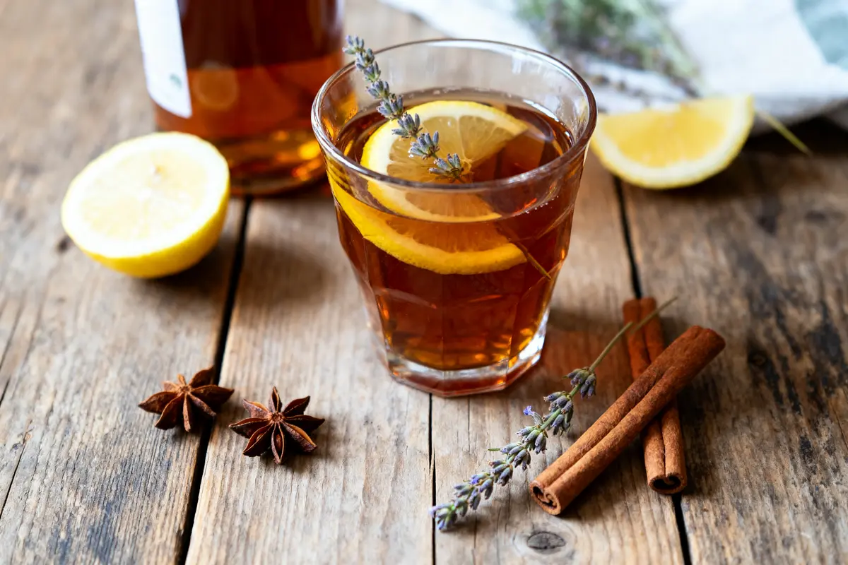 Verre de grog avec citron, cannelle et anis étoilé recette de grand-mère de grog.