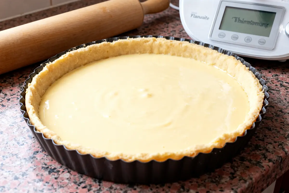 Flan belge préparé avec Thermomix et pâte à tarte dans un moule noir